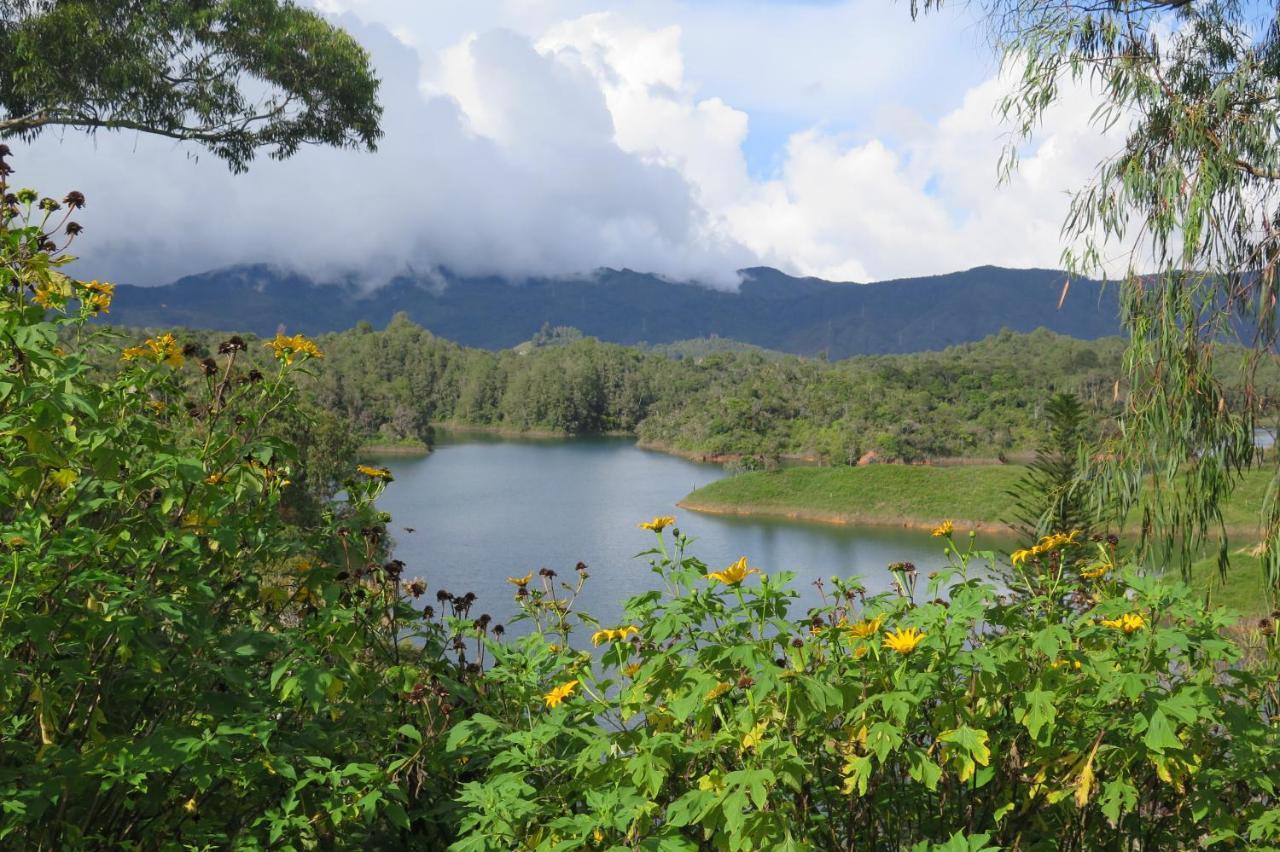 Ecolodge Bahia Del Penon Guatapé Extérieur photo